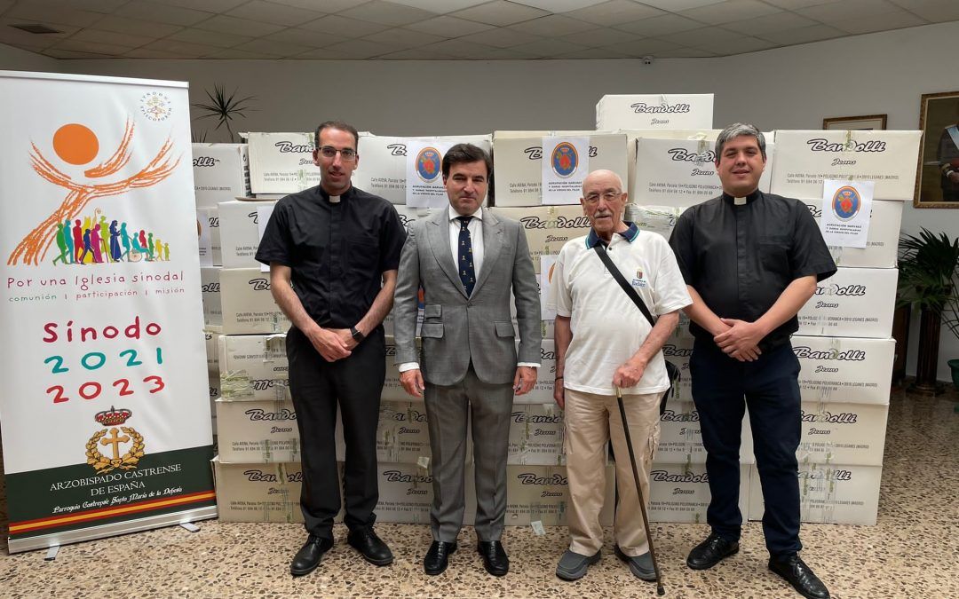 La Caritas Parroquial Castrense Santa María de la Dehesa recibe una donación de ropa nueva