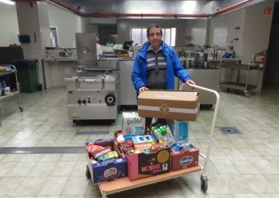 Entrega de alimentos a Cottolengo del Padre Alegre en Algete