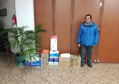 Entrega de alimentos a la parroquia San Antonio María Zacarías
