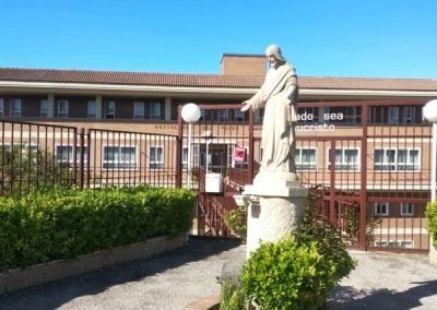 Entrega alimentos a Cottolengo padre Alegre