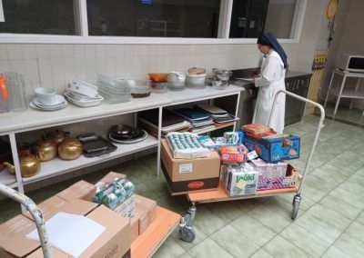Entrega de alimentos y ropa al Cottolengo Padre Alegre