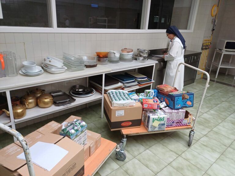 Entrega de alimentos y ropa al Cottolengo Padre Alegre