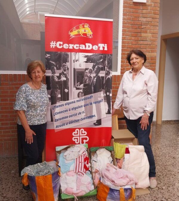 Entrega a Red Madre de un surtido ropa de bebe