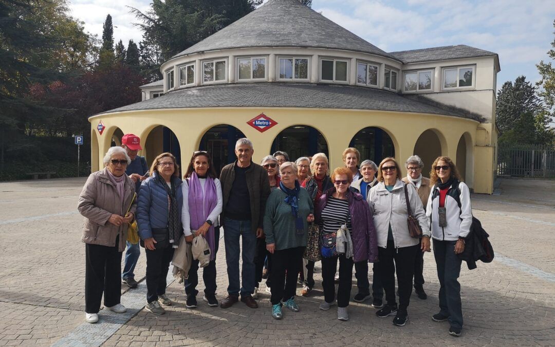 Paseo (grupo de mayores) por el lago de la Casa de Campo de Madrid