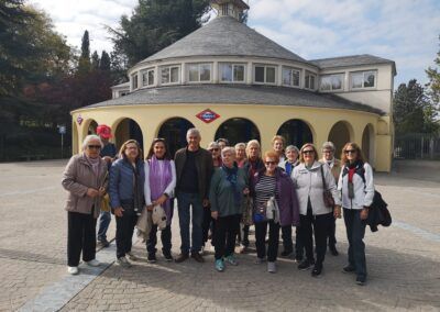 Paseo (grupo de mayores) por el lago de la Casa de Campo de Madrid