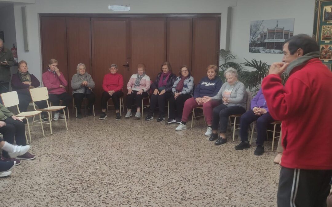 Clase de gimnasia semanal. Programa de mayores