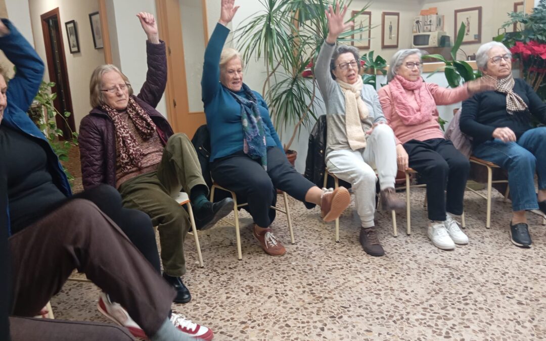 Ejercicios con alegría en el Grupo de Mayores
