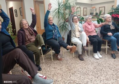 Ejercicios con alegría en el Grupo de Mayores
