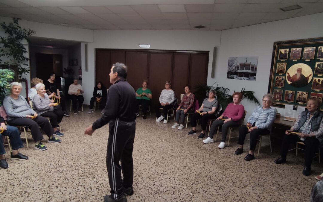 Nueva sesión de gimnasia con los mayores