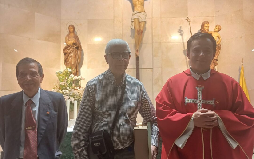 Entrega de diploma y título a un Voluntario Honorífico