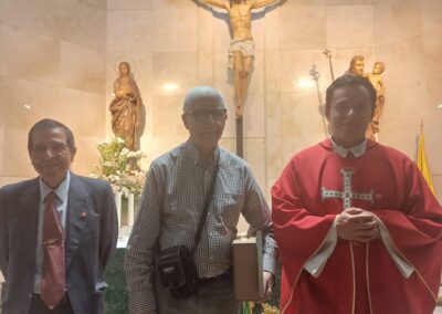 Entrega de diploma y título a un Voluntario Honorífico