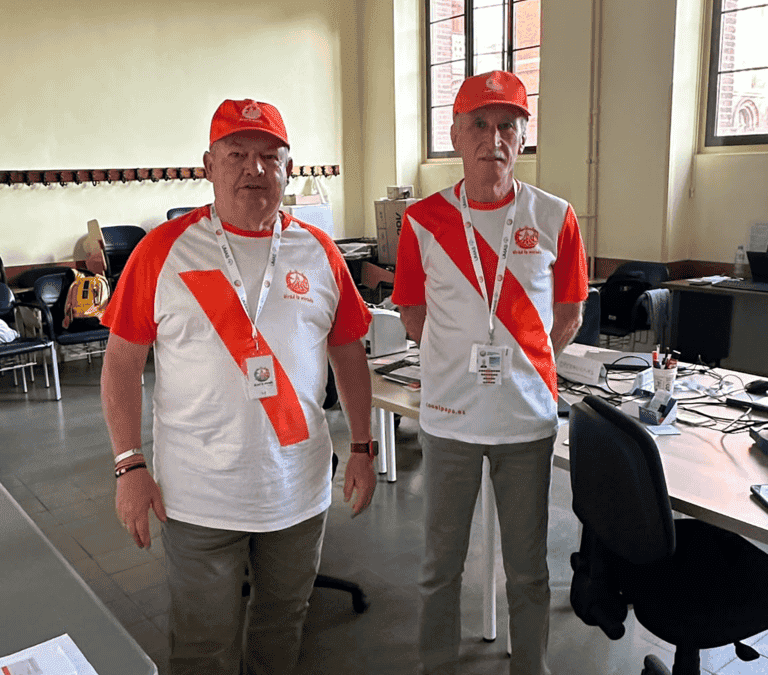 VOLUNTARIOS CON EL PAPA LEON XIV